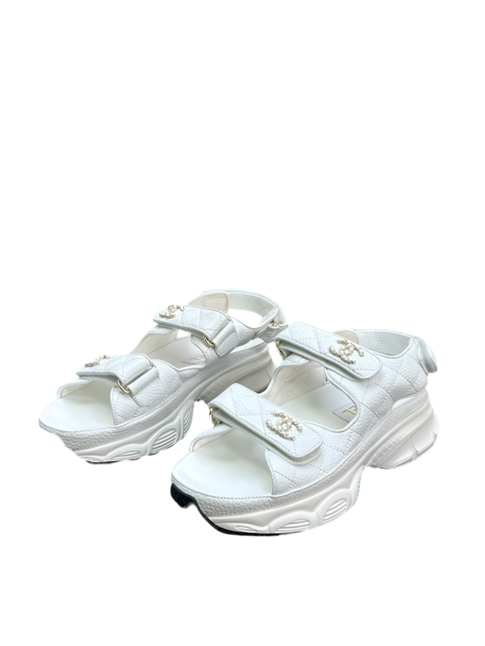 Chanel Dad Sandals – Wit Preloved Designer Sandalen CC Logo