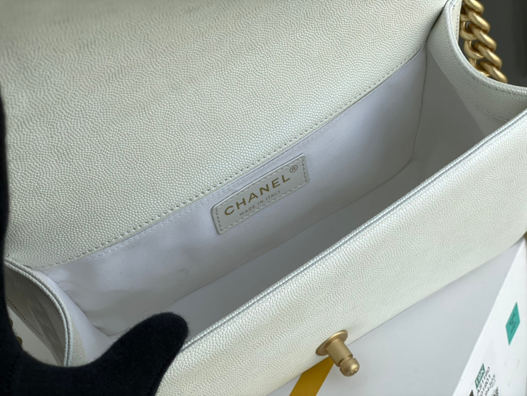 Chanel Boy Bag Medium 19K Collectie Wit Caviar Leer met Goudkleurige Hardware