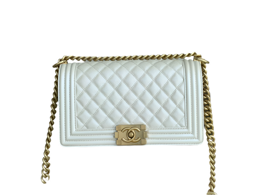 Chanel Boy Bag Medium  19K Collectie Wit Caviar Leer met Goudkleurige Hardware