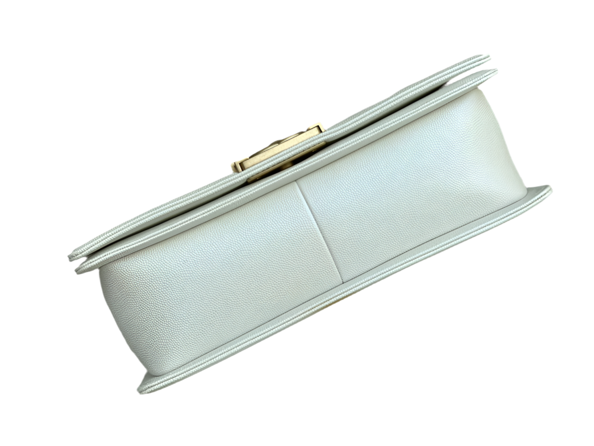 Chanel Boy Bag Medium  19K Collectie Wit Caviar Leer met Goudkleurige Hardware