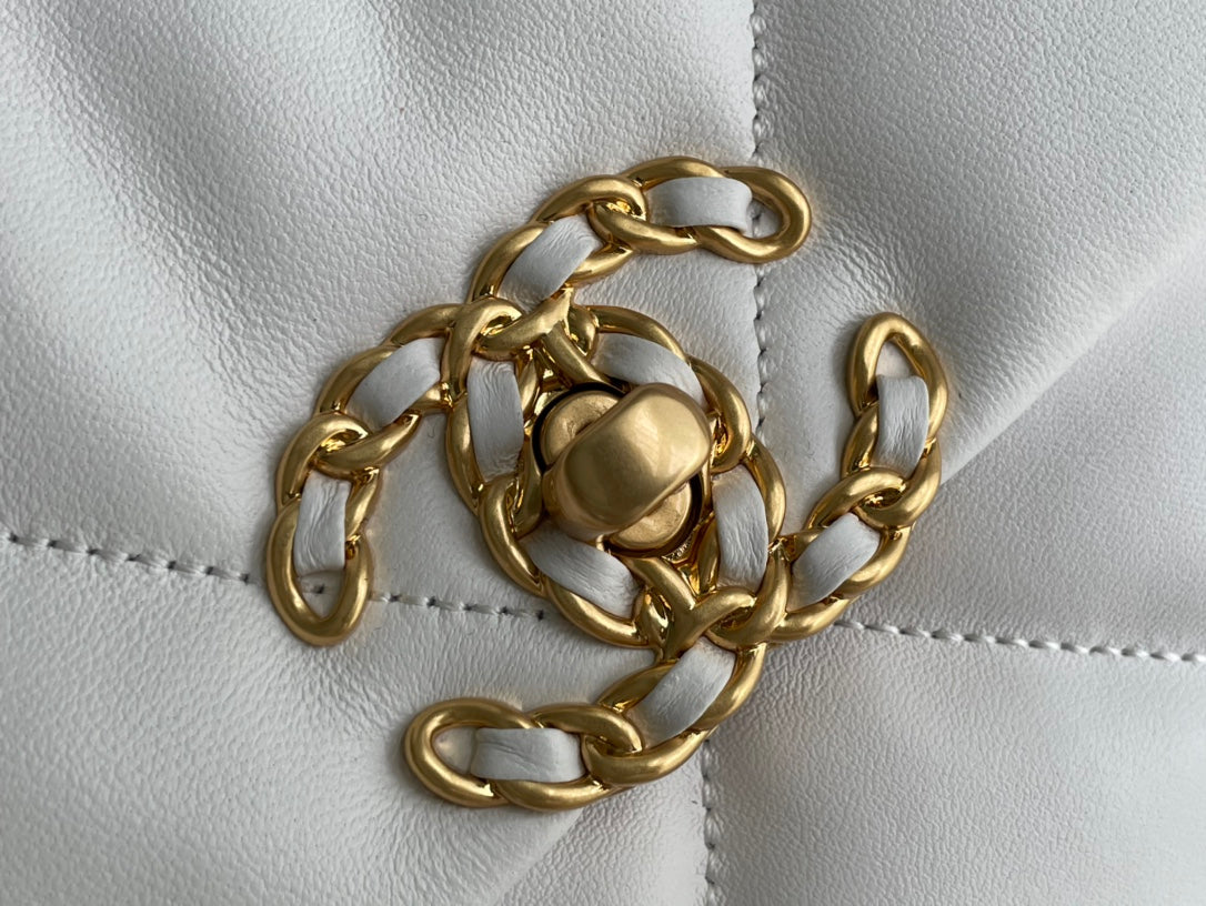 Chanel 19 Flap Bag Wit Lamsleer Mixed Hardware Preloved Designer Tas