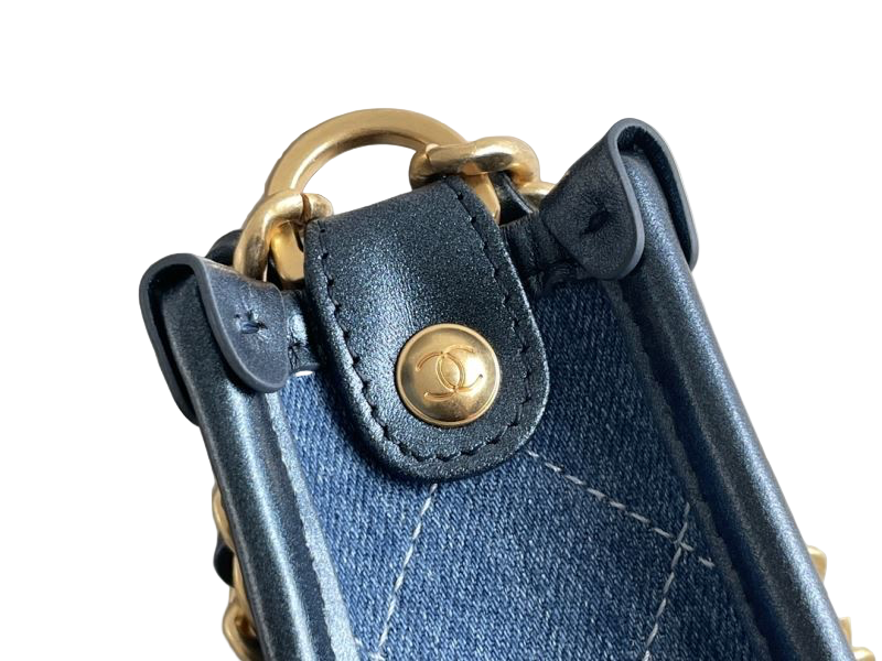 Chanel Denim Hobo Bag – Goudkleurige Hardware | Limited s24 Collectie
