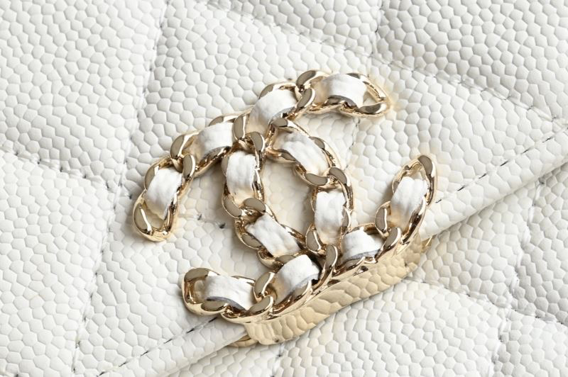 Chanel Kelly S25 – Wit Caviar Leder met Gevlochten CC & Handvat – Preloved Designer Top-Handle Bag