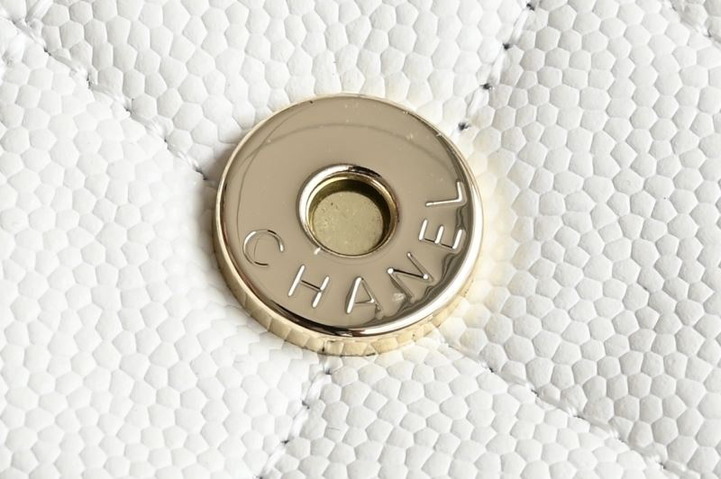 Chanel Kelly S25 – Wit Caviar Leder met Gevlochten CC & Handvat – Preloved Designer Top-Handle Bag