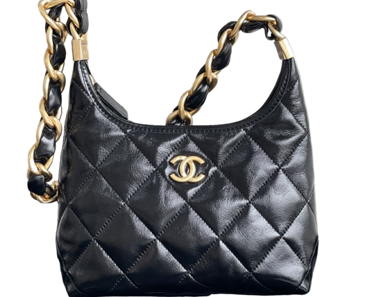 Chanel Small Hobo Bag 2024/25 – Zwart Glanzend Lamsleer met Goudkleurig Metaal | Métiers d’art Collectie