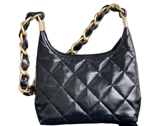 Chanel Small Hobo Bag 2024/25 – Zwart Glanzend Lamsleer met Goudkleurig Metaal | Métiers d’art Collectie