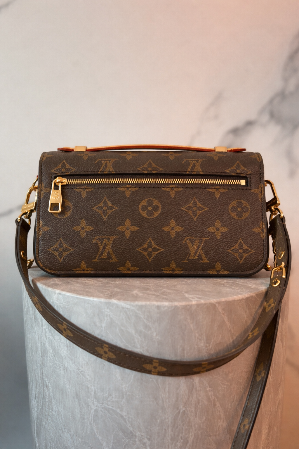 Louis Vuitton pochette metis east west monogram