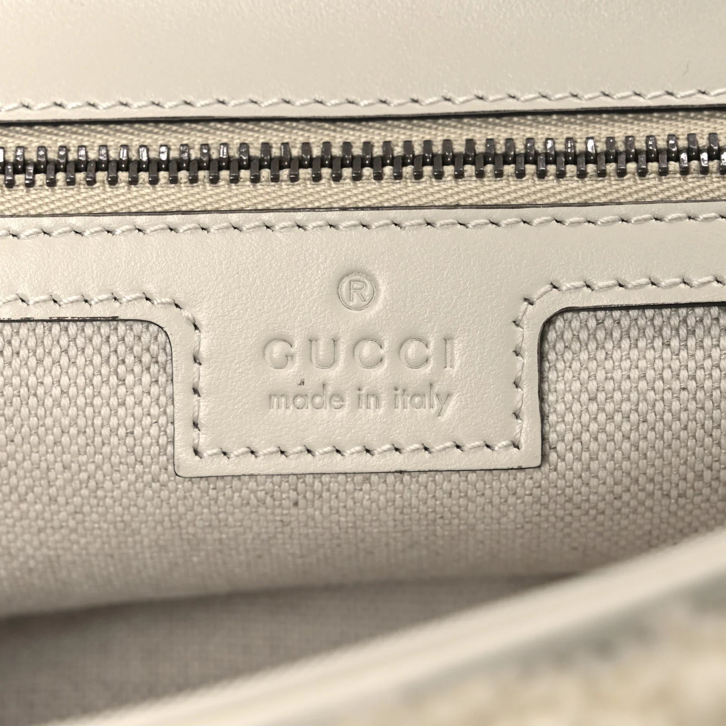 Gucci Marmont Tas Dames – Small Schoudertas Matelassé Wol Oud-Wit • Preloved