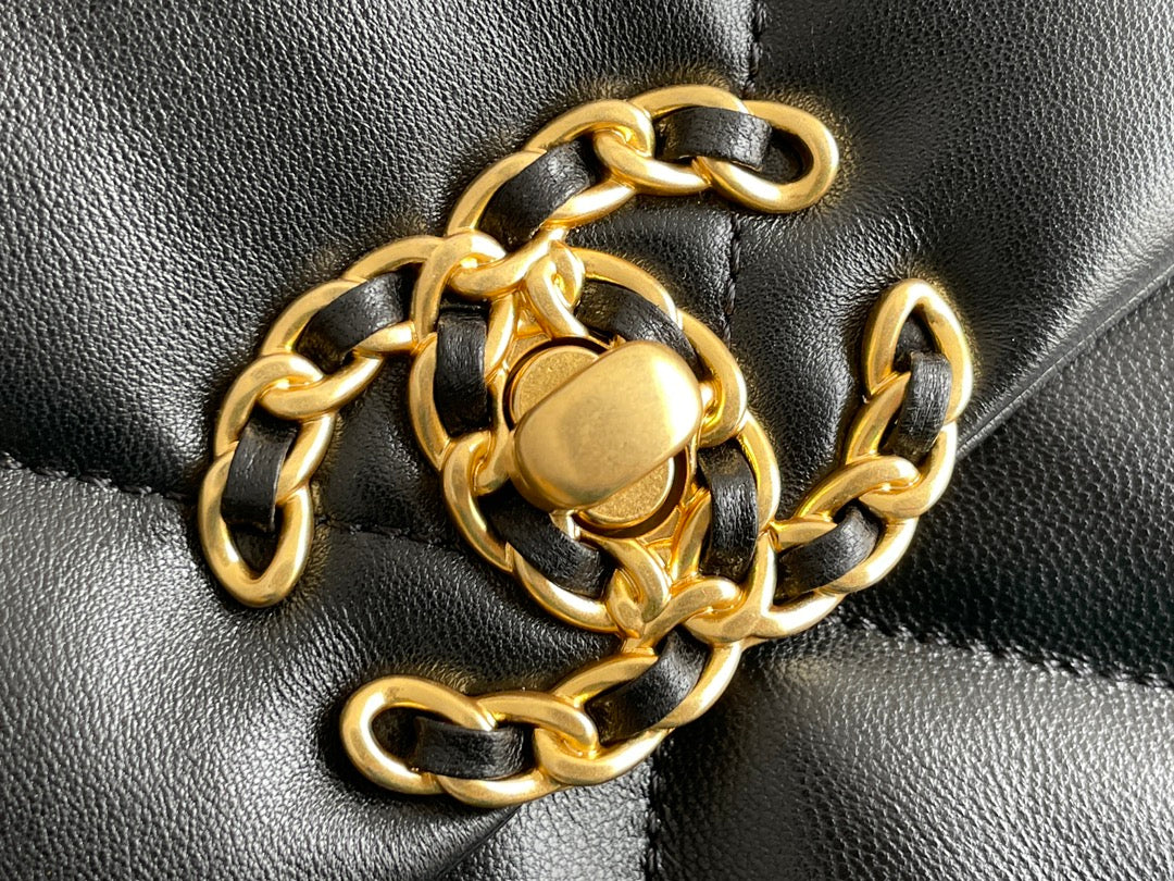 Chanel 19 Flap Bag Small – Wit Glanzend Lamsleer met Goud-, Zilver- & Ruthenium Hardware – Preloved Designer schoudertas 2025